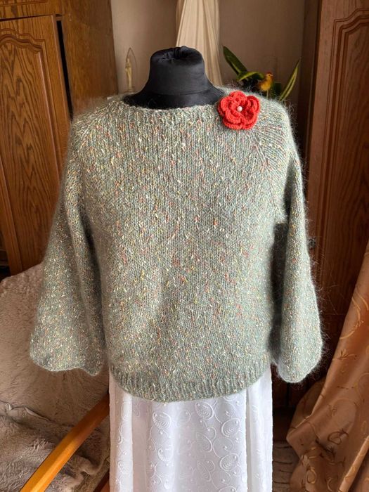 Sweter robiony na drutach