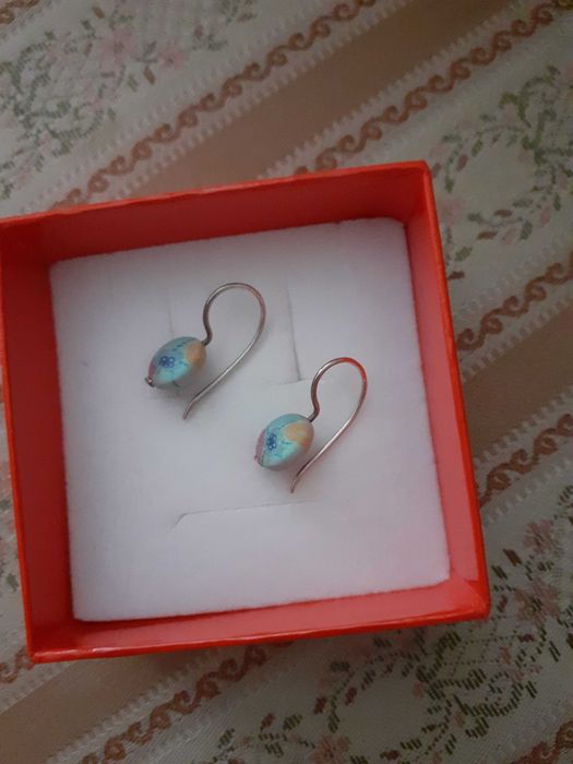 Brincos em prata com contraste