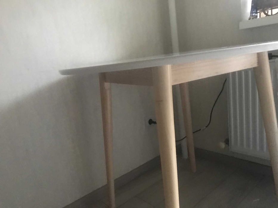 стол обеденный круглый. белого цвета