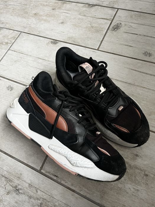 Кросівки жіночі в ідеальному стані