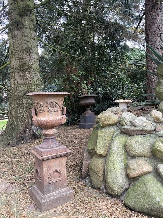 Gazon na postumencie , donica , design ogrodu , fekoracja , zeliwo