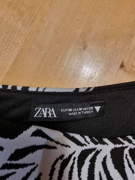 Top assimétrico Zara com estampa de folhas