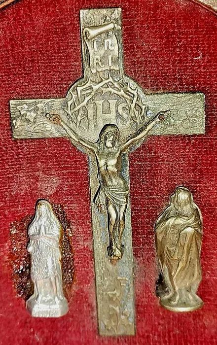 RARO tríptico madeira forrado a pele com crucifixo e santos em metal