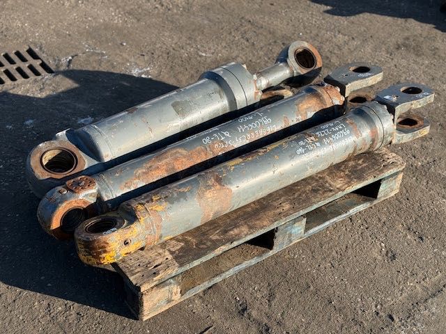 LIEBHERR LR 634  komplet siłowników do ładowarki gąsienicowej