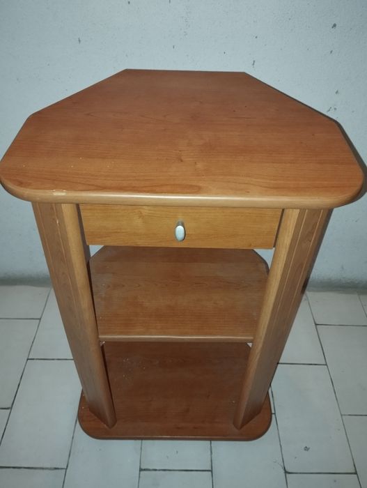 Mesa em madeira com gaveta