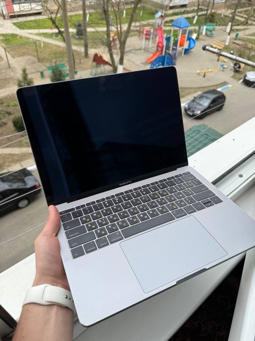ТЕРМІНОВО MacBook Pro 13 2017 i5 8GB SSD