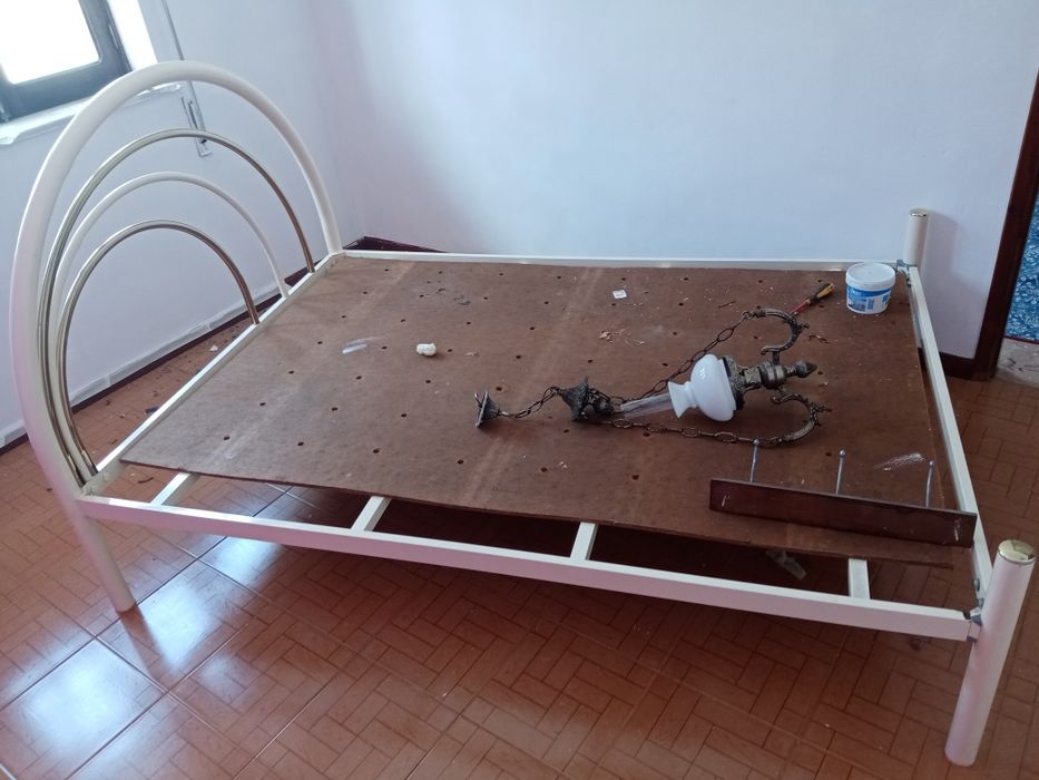 Cama de casal em ferro