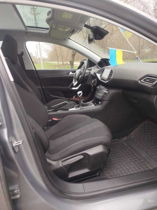 Peugeot 308 2015 рік в гарному техічному стані