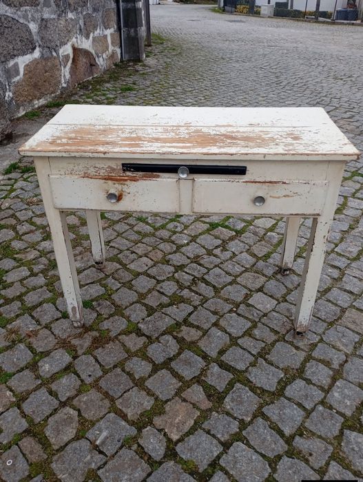 Vendo esta mesa muita bonita bom estado