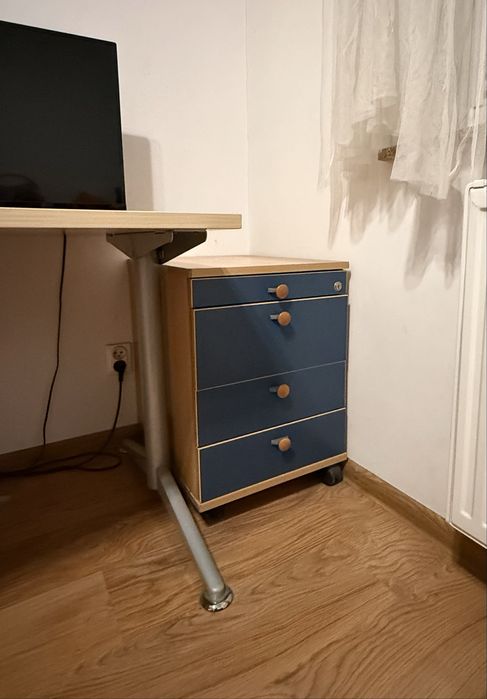 Przestronne biurko narożne + kontenetek pod biurko