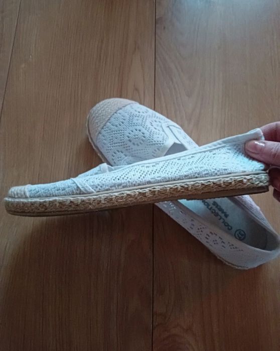 Białe ażurowe baleriny
