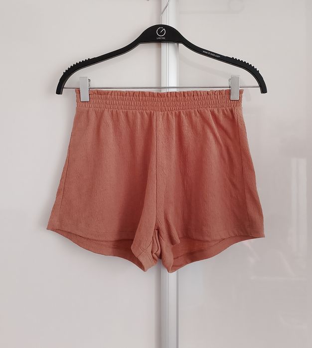 Koralowe szorty H&M strukturalne z dżerseju damskie XS / 158
Długość 33,5 cm
Szerokość w pasie 31,5 cm
Długość nogawki mierzona od kroku 6,5 cm