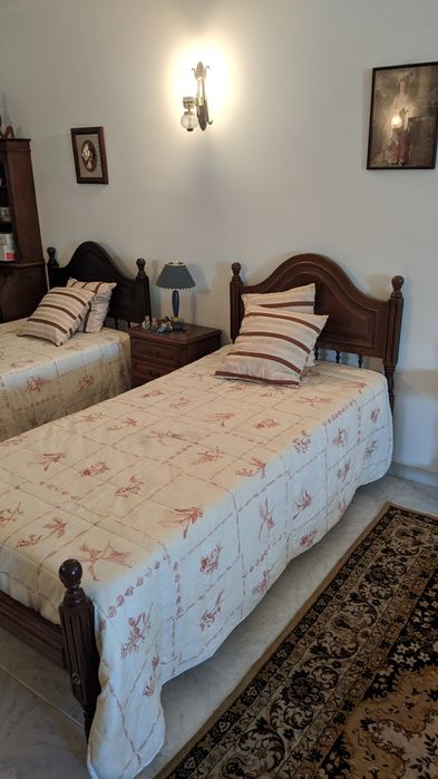 Camas Mogno + Colchão + Mesa Cabeceira