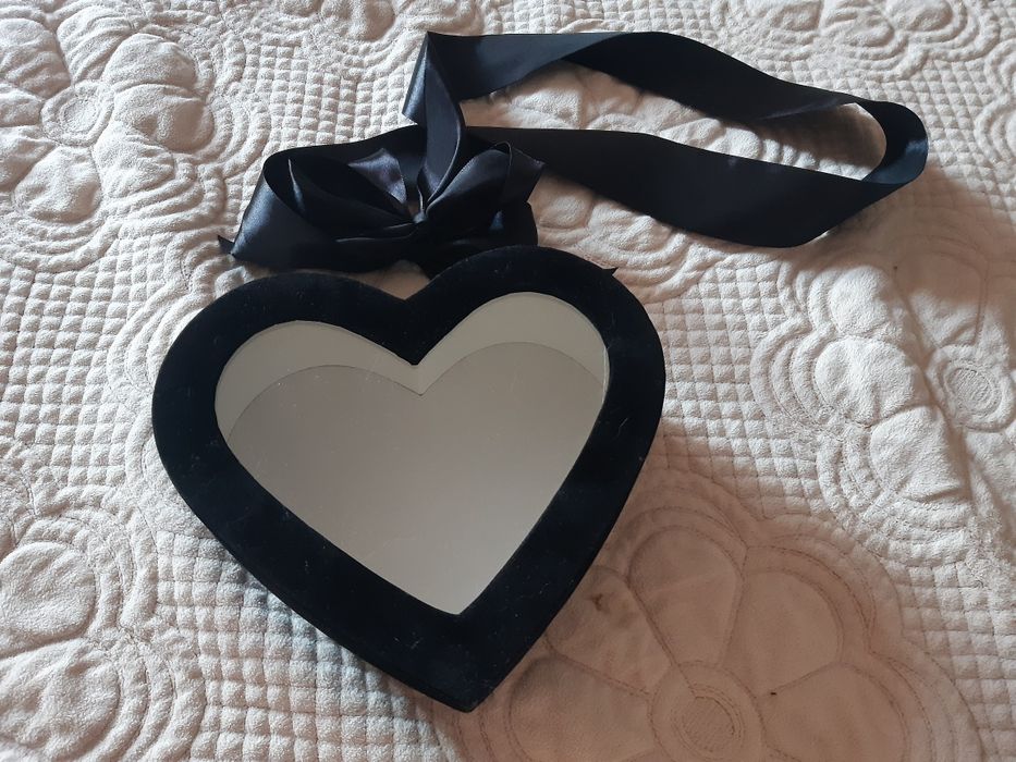 Подарункова коробка сердечко чорна