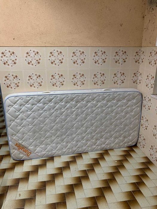 Cama de Solteiro com estantes