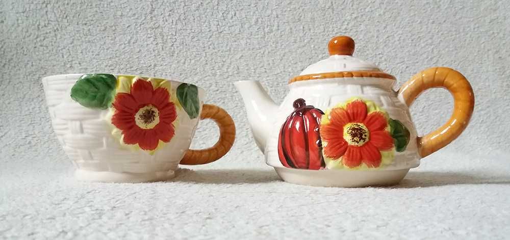 Porcelanowy dzbanek z filiżanką imbryk czajnik