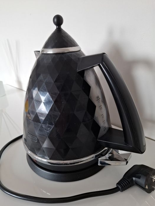 Czajnik elektryczny DeLonghi Brillante czarny