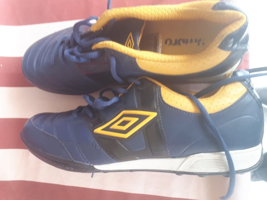 Продам Сороконожкі Umbro Нові