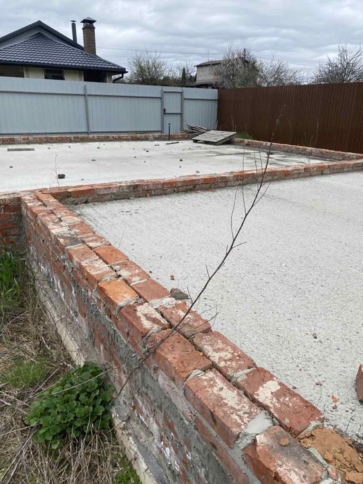 Земельна ділянка з фундаментом