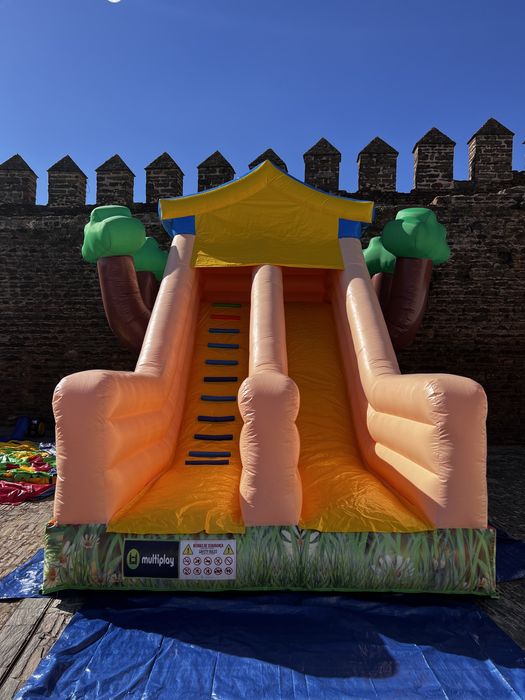 Insuflável escorrega gigante