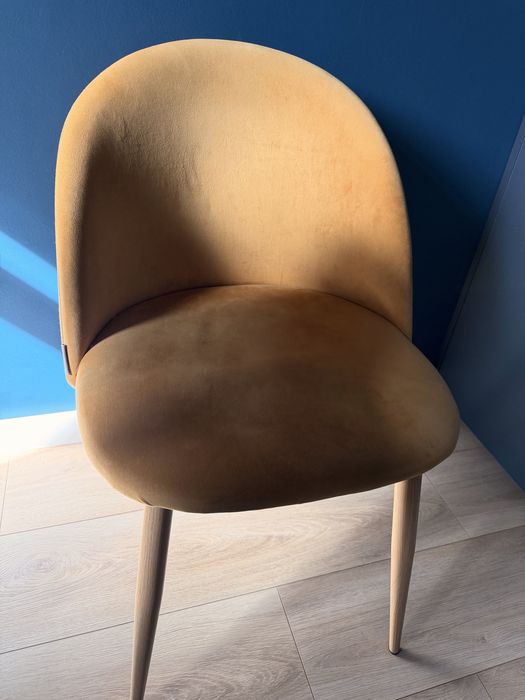 Musztardowe krzeslo welurowe