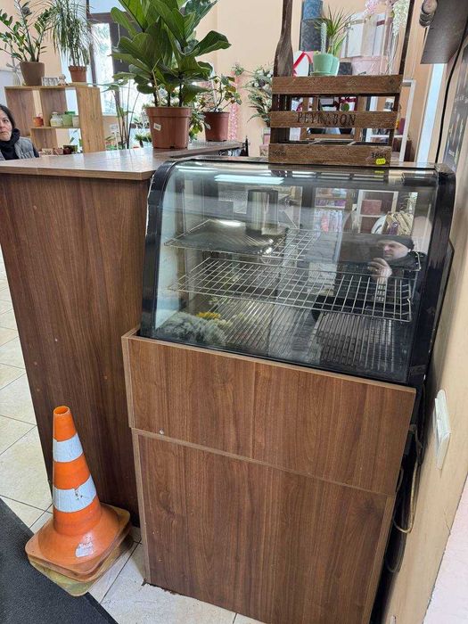 Кавомашина ,барна стійка, Льодогенератор,кавомолка, вітрина холодильна