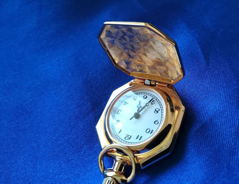 2126#Relogio bolso quartz Novo com pilha a trabalhar nunca foi usado