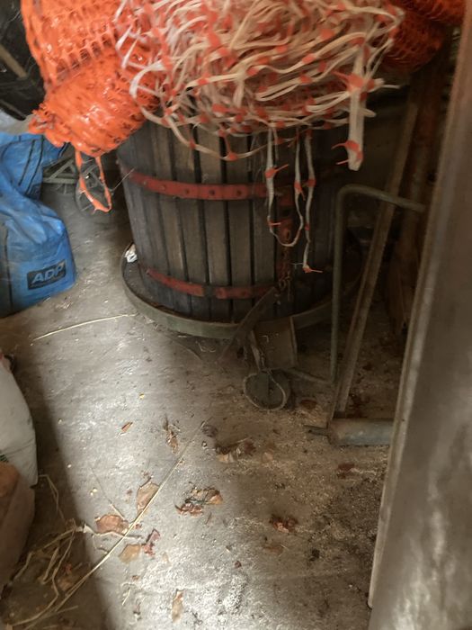 Cubas inox e prensa de uvas