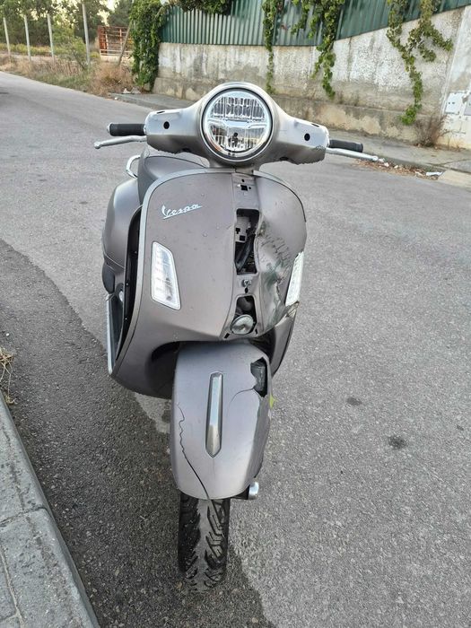 Vespa 300 GTS Super pequena queda