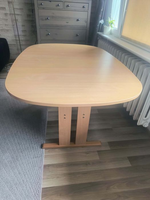 Duży stół rozkładany do salonu