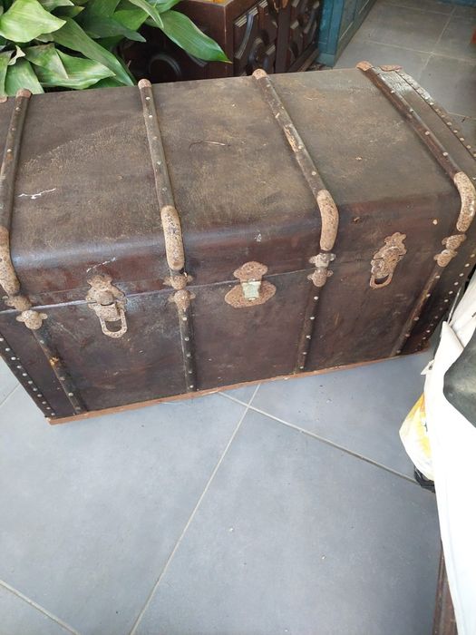 Baú antigo em madeira - estilo vintage / decorativo
Baú antigo em made
