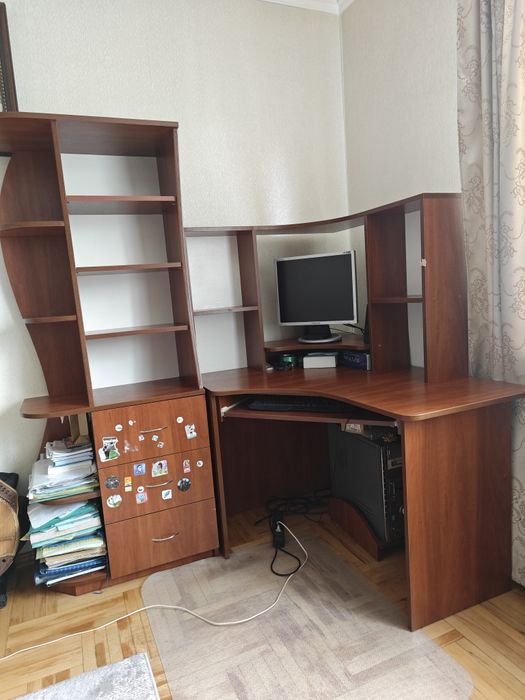Комп'ютерний стіл