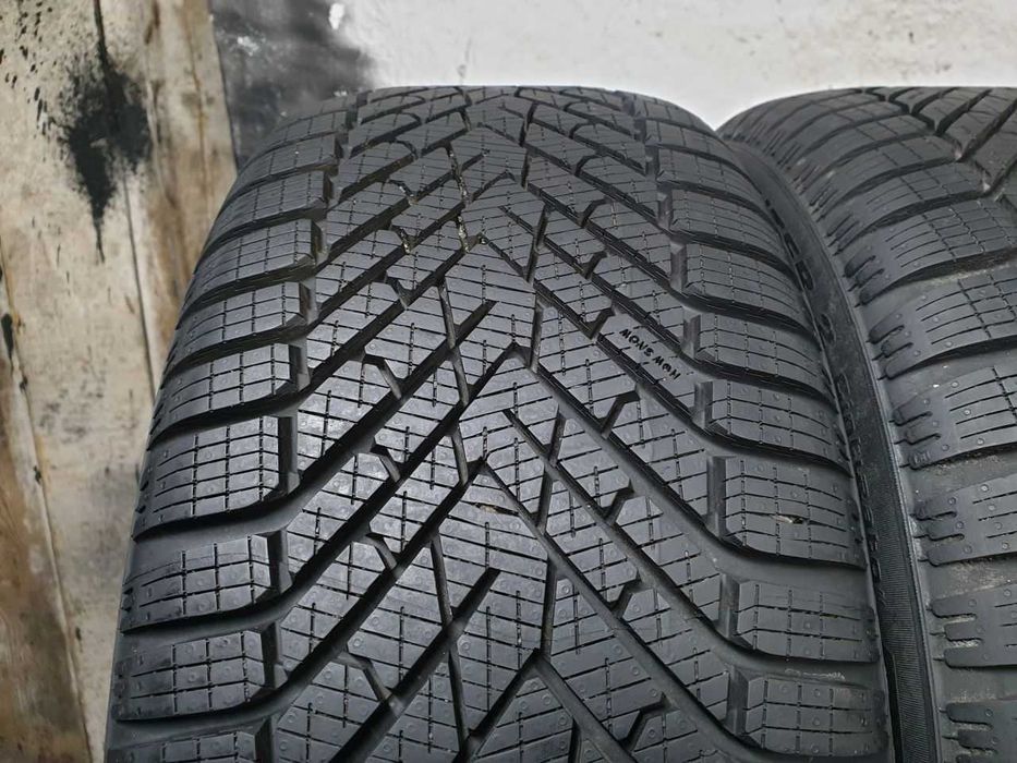 Dwie Opony zimowe Demo 225/40R18 8,8mm Pirelli Winter 2 Cinturato