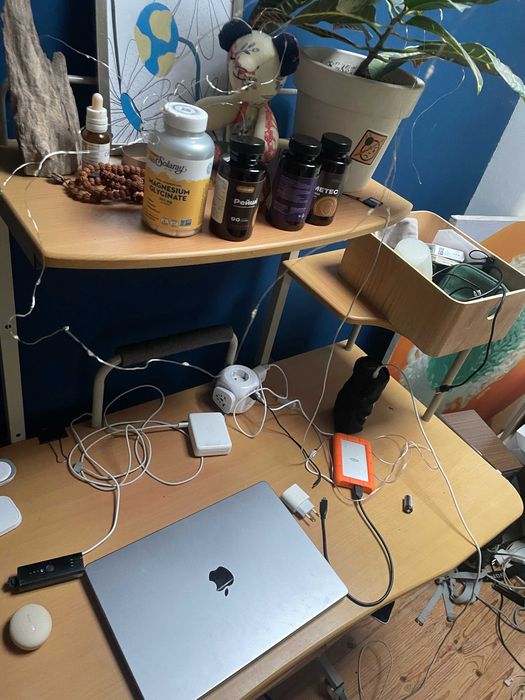 Письмовий компьютерний стіл з поличками