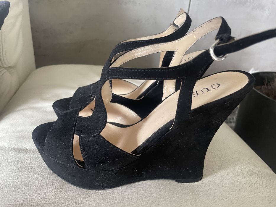 Czarne sandalki na koturnie guess 38,5