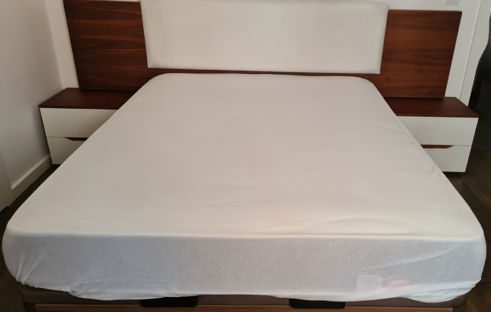 Mobília de Quarto de Casal (sommier, mesas cabeceiras, camiseiro, cómoda e cabeceira)