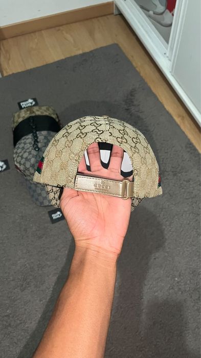 chapeu da gucci dourado