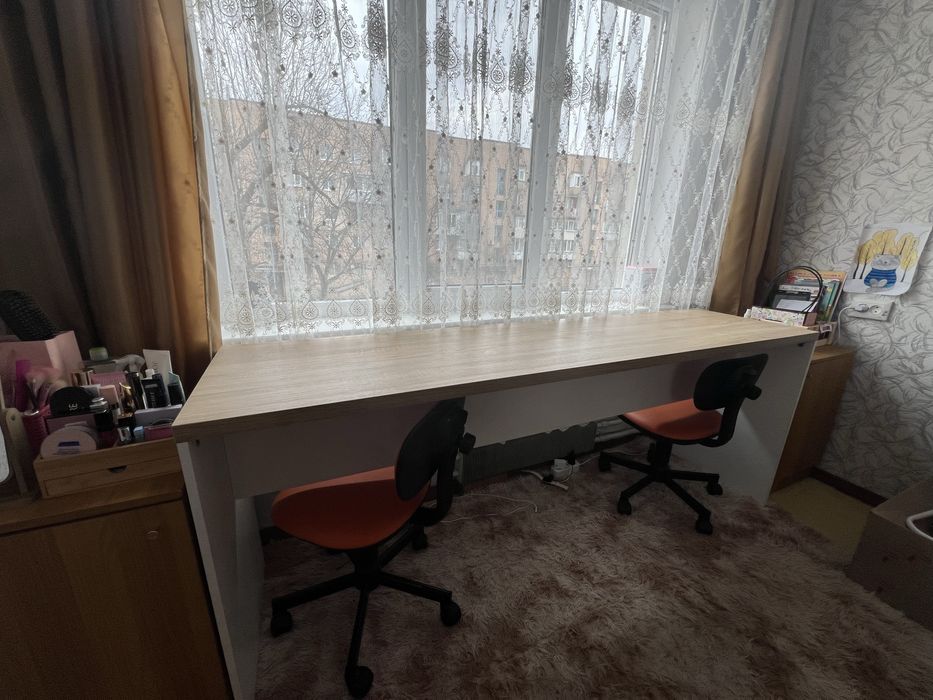 Стол и два стула