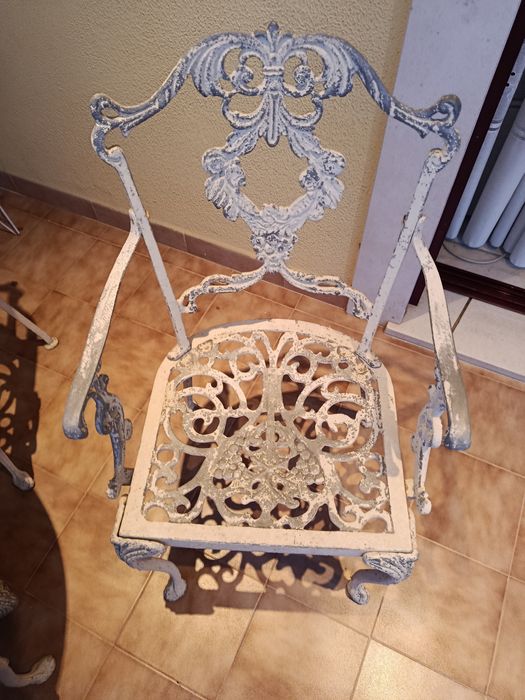 Mesa com quatro cadeiras de braços
