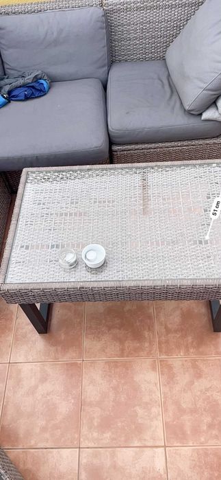 Mesa de centro de exterior — rattan sintético com tampo de vidro