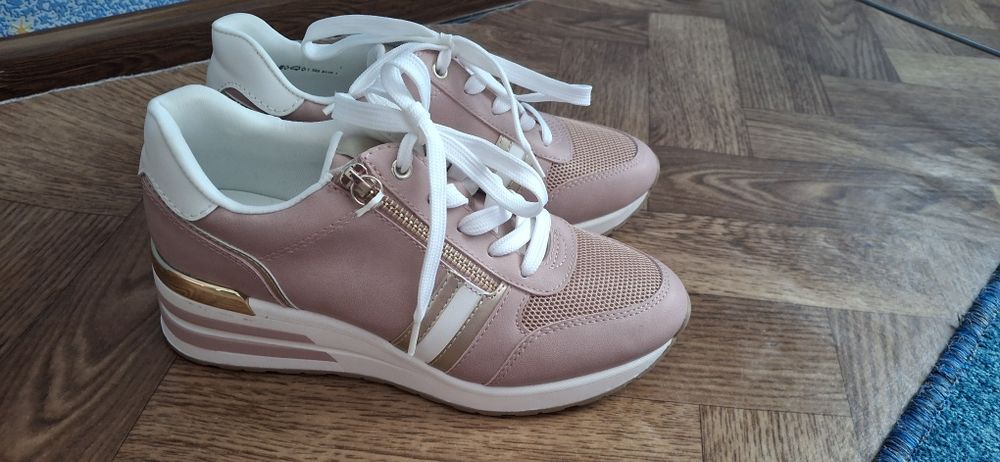 Жіночі кросівки нові