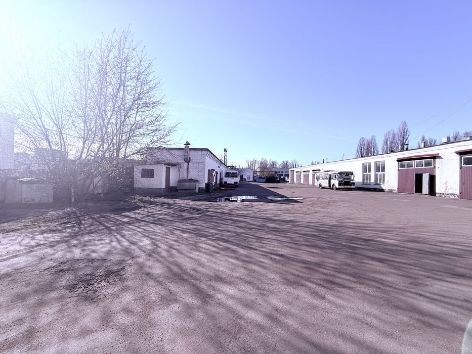 Оренда великої стоянки під фури