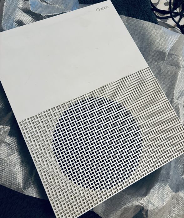 Xbox One S | 1TB | Inclui cabos e comando