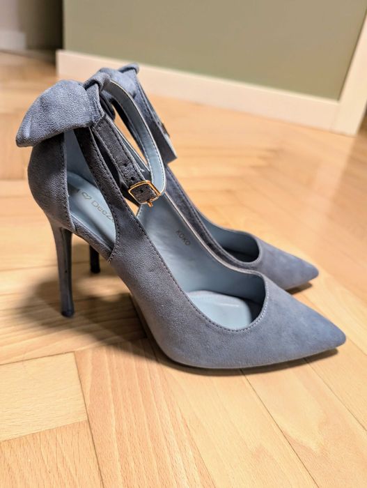 Szpilki zamszowe błękitne DeeZee r. 39