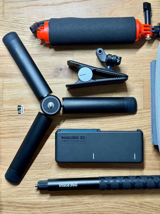 Insta360 X5 Essentials Bundle + Extras + Moto kit | Como Nova