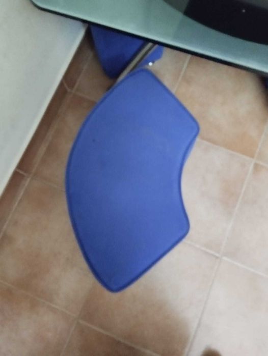 Mesa sala de estar com 4 bancos