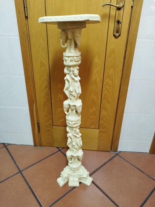 Coluna, pedestal, floreira decorativa