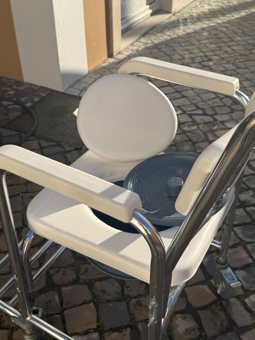 Cadeira de Banho/ Sanitária com rodas - como nova