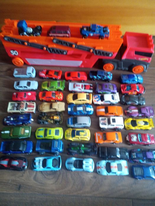 Zestaw hot wheels. 43 autka plus laweta.