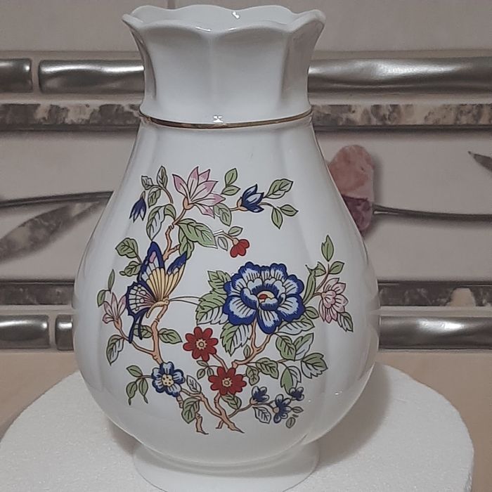 Wazon Royal tara Irlandia, delikatna półprzezroczysta porcelana